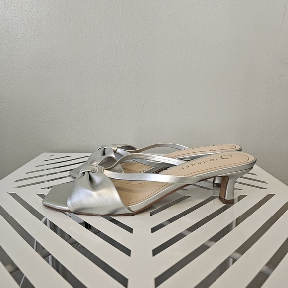 Journee 9.5 WIDE silver bow kitten heels NWOB - Picture 3 of 7